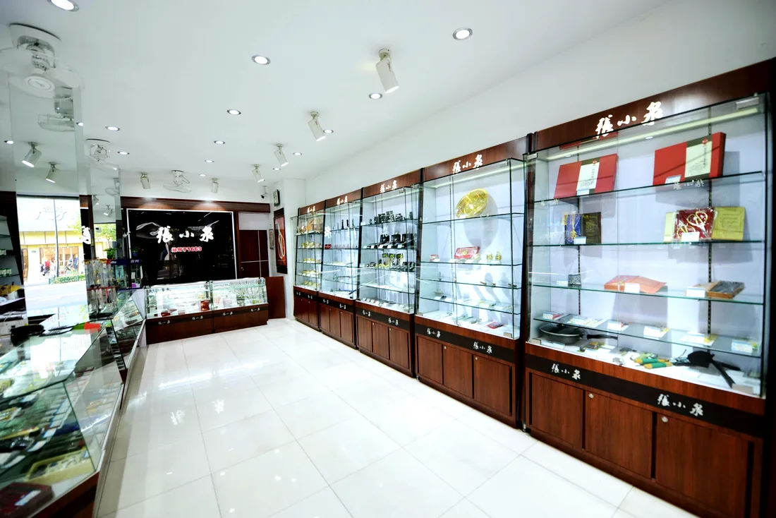 Scissors and knives display counter